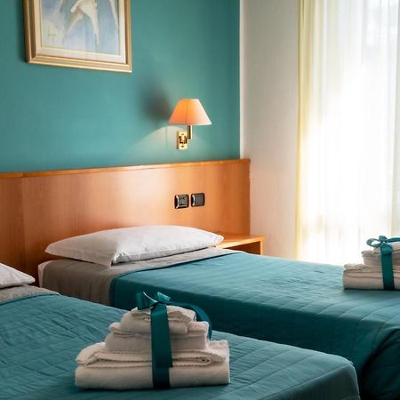 Hotel Alisei Lignano Sabbiadoro Bagian luar foto