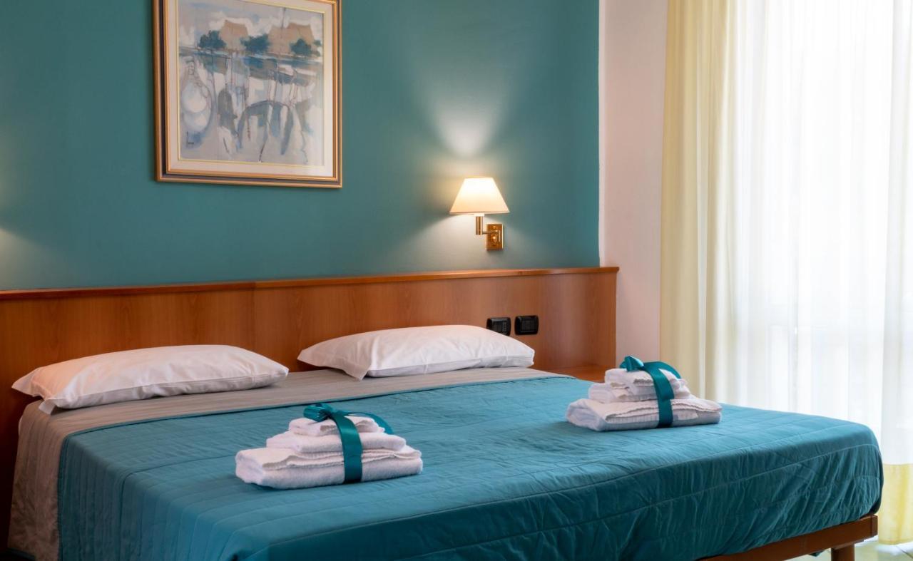 Hotel Alisei Lignano Sabbiadoro Bagian luar foto