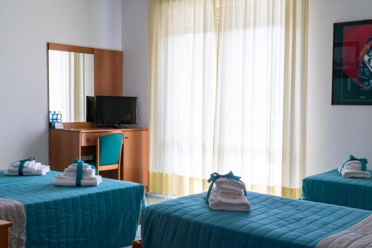 Hotel Alisei Lignano Sabbiadoro Bagian luar foto