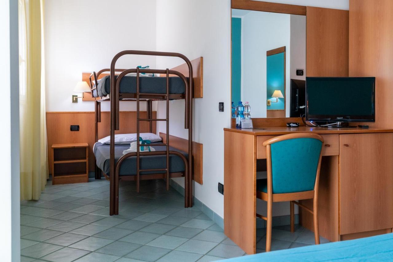 Hotel Alisei Lignano Sabbiadoro Bagian luar foto