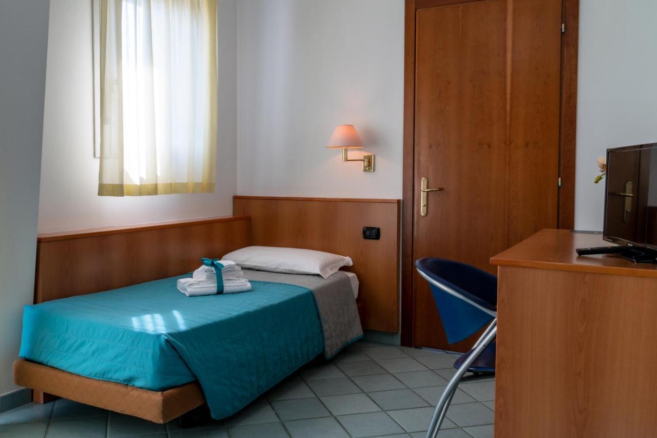 Hotel Alisei Lignano Sabbiadoro Bagian luar foto