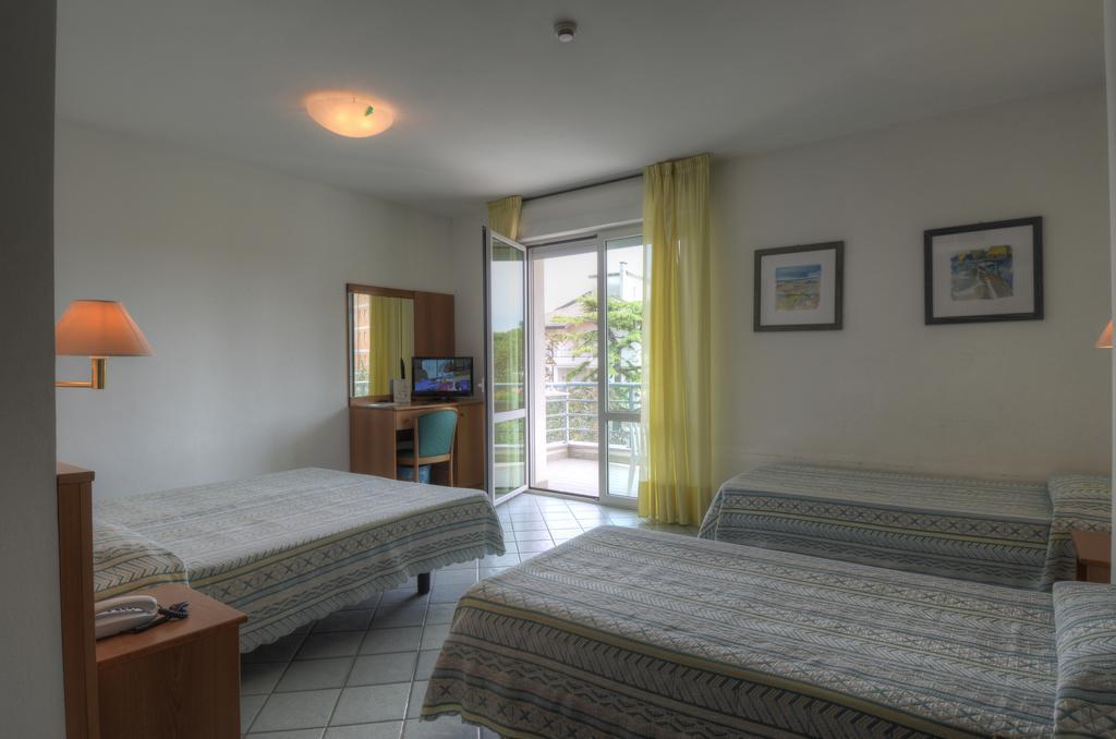 Hotel Alisei Lignano Sabbiadoro Bagian luar foto