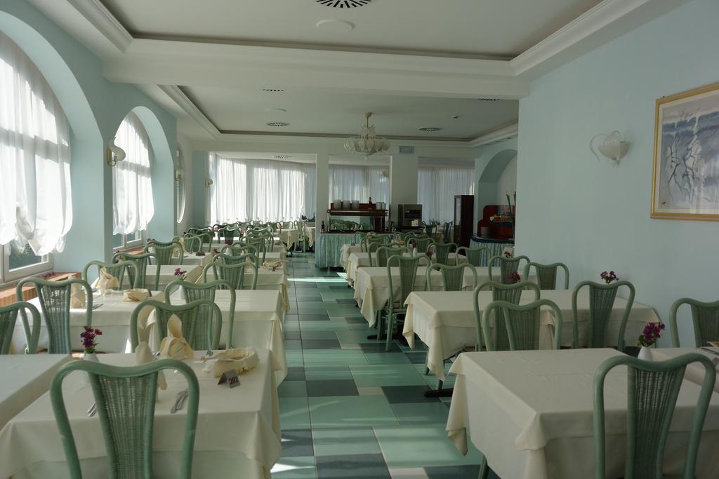 Hotel Alisei Lignano Sabbiadoro Bagian luar foto