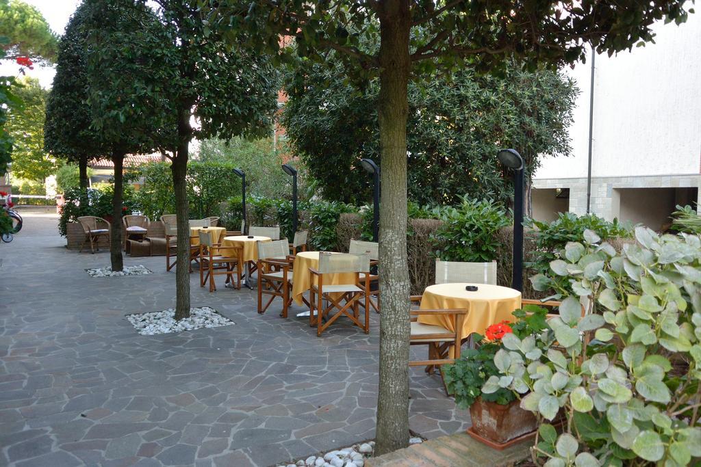 Hotel Alisei Lignano Sabbiadoro Bagian luar foto