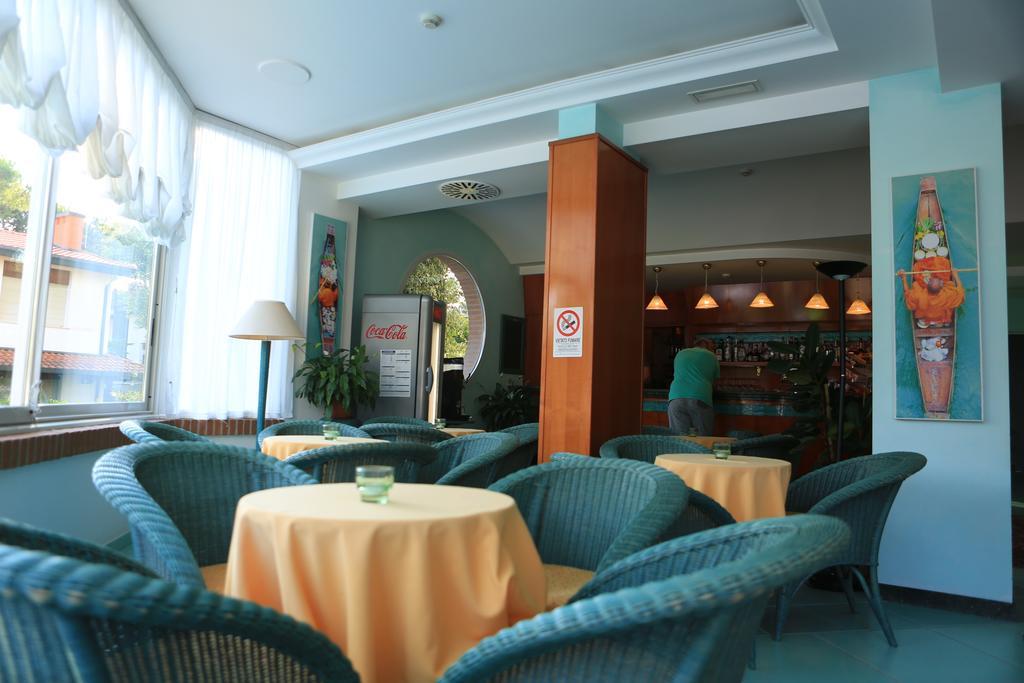 Hotel Alisei Lignano Sabbiadoro Bagian luar foto