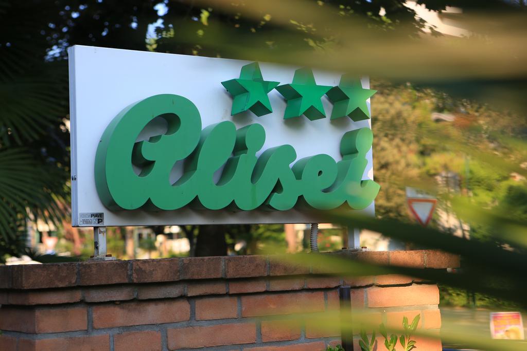 Hotel Alisei Lignano Sabbiadoro Bagian luar foto