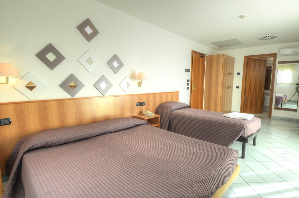 Hotel Alisei Lignano Sabbiadoro Ruang foto