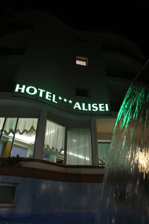 Hotel Alisei Lignano Sabbiadoro Bagian luar foto