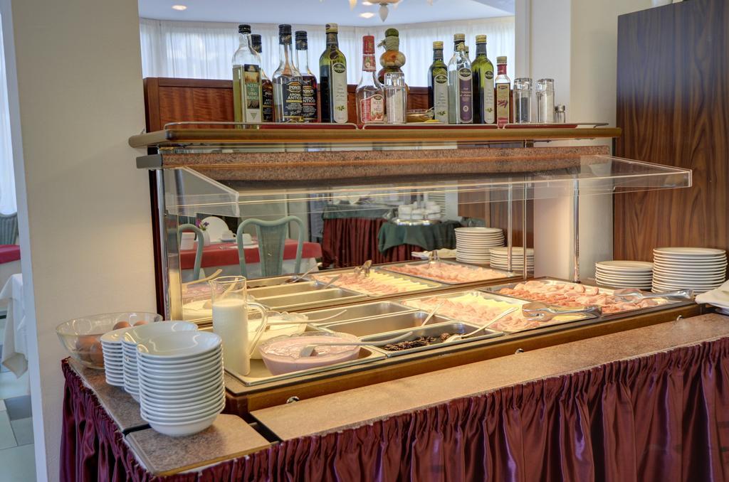 Hotel Alisei Lignano Sabbiadoro Bagian luar foto