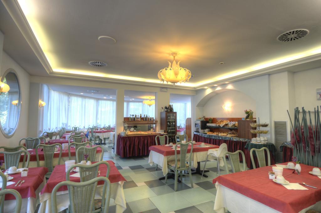 Hotel Alisei Lignano Sabbiadoro Bagian luar foto